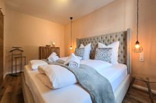 Apartment in Dortmund - Alpha Apartments: 3BR Grand Space, Urban Harmony