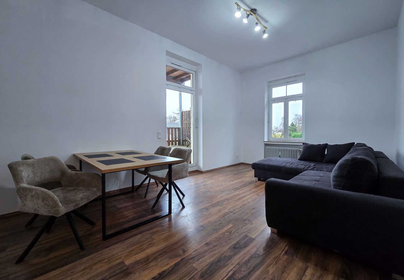 Apartment in Krefeld - Alpha Apartments: Urban & Spacious: 2br, 4 Beds
