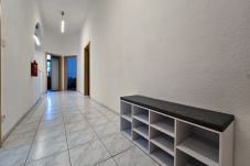 Apartment in Krefeld - Alpha Apartments: Urban & Spacious: 2br, 4 Beds